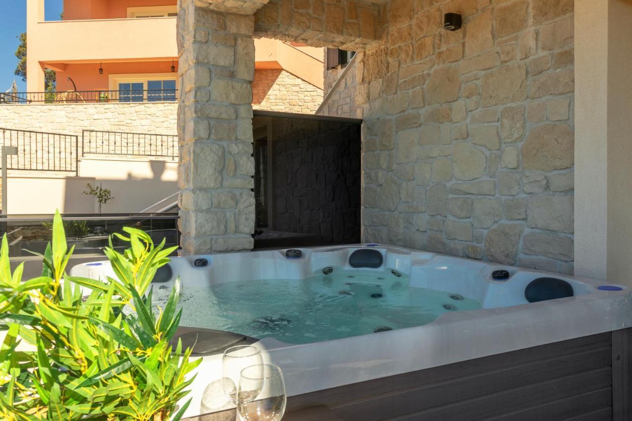 Teona Luxury Apartment With Jacuzzi And Terrace Sea View 살리 외부 사진